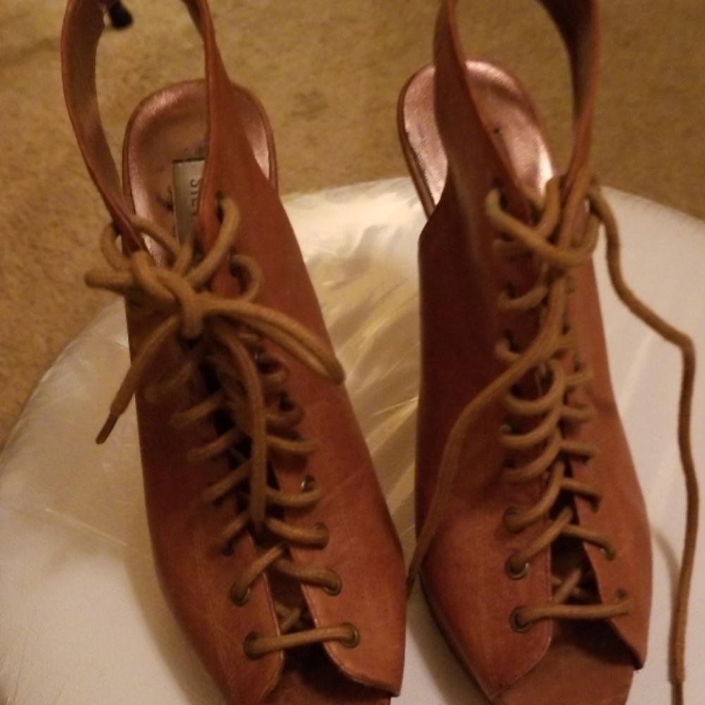 Heels - Picture 3 of 3